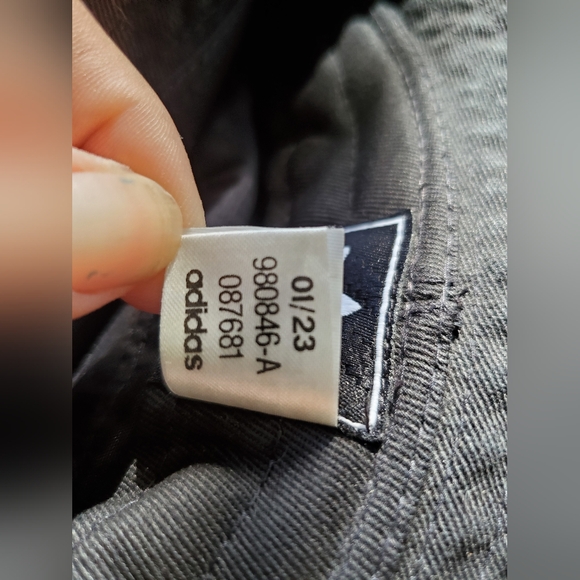 Adidas Black bucket hat with embroidered logo - Picture 5 of 8